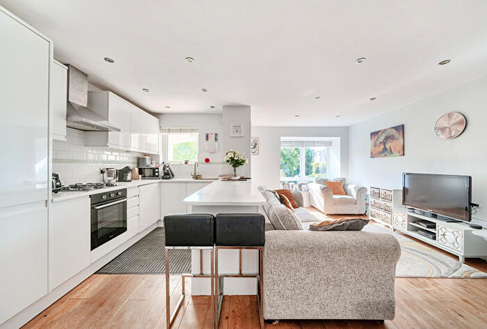 2 Bedroom Bungalow For Sale In Southwood Close, Worcester Park, KT4