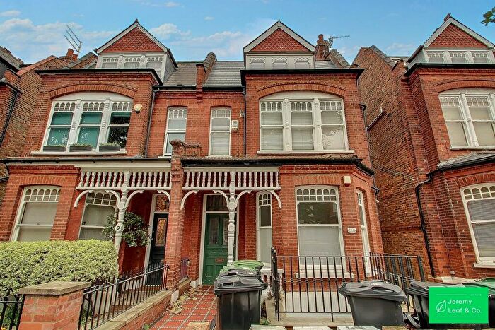 4 Bedroom Maisonette For Sale In Kings Avenue, London, N10