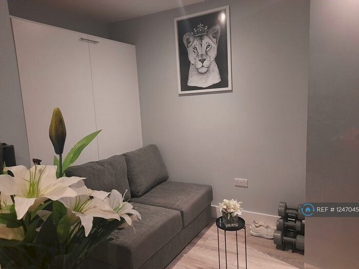 Studio To Rent In Room A Baring Road, London, SE12