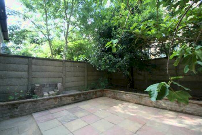 2 Bedroom Flat For Sale In Archway Road, Highgate, N6