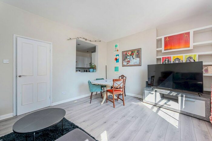 2 Bedroom Flat For Sale In Coningham Road, Shepherd's Bush, London, W12