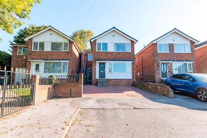 3 Bedroom Detached House For Sale In Cliffe Park Close, Leeds, LS12