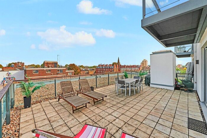 3 Bedroom Flat To Rent In Fulham Road, London, SW10