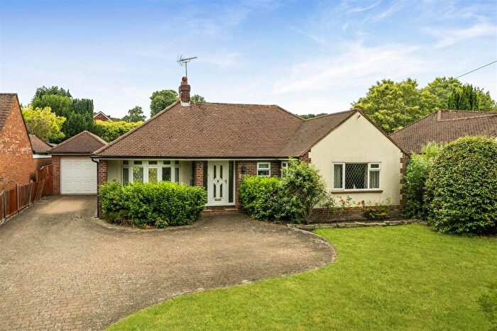 4 Bedroom Chalet For Sale In Finchampstead Road, Finchampstead, Berkshire, RG40