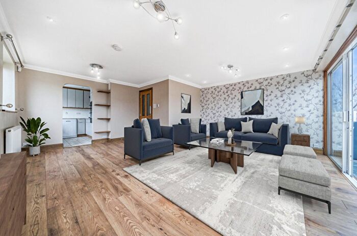 3 Bedroom Maisonette To Rent In Hatfield Close, Maidenhead, SL6