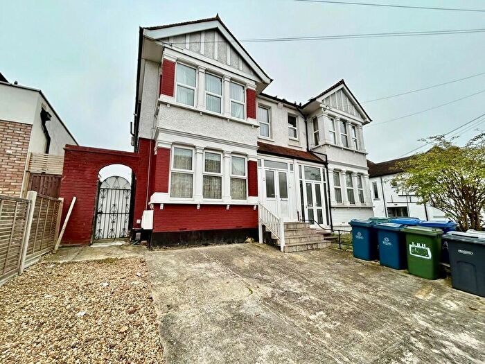 3 Bedroom Maisonette To Rent In Pinner View, Harrow, HA1