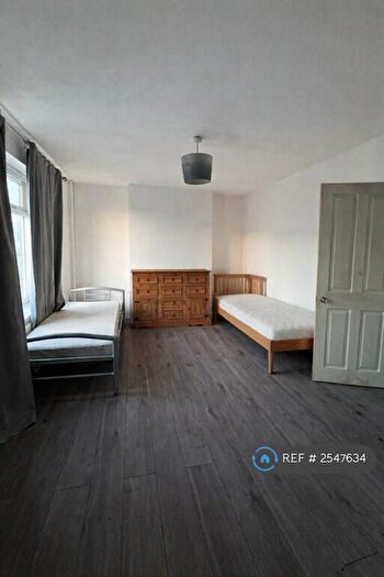 3 Bedroom Maisonette To Rent In Waverley Road, Slough, SL1