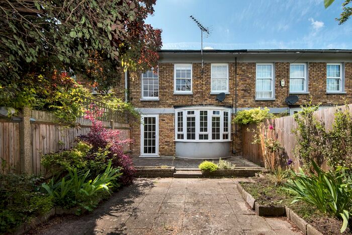 3 Bedroom Detached House To Rent In Warwick Drive, London, SW15