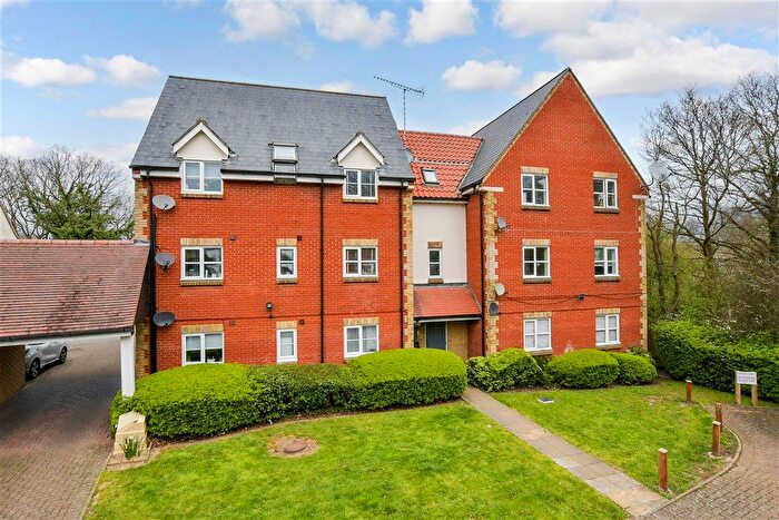 2 Bedroom Flat For Sale In Bramble Tye, Noak Bridge, Basildon, Essex, SS15