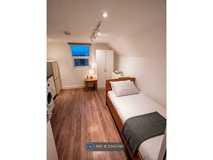 Studio To Rent In Gipsy Road, London, SE27