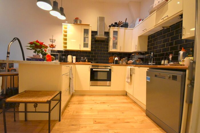 3 Bedroom Flat To Rent In Bedford Hill, London, SW12