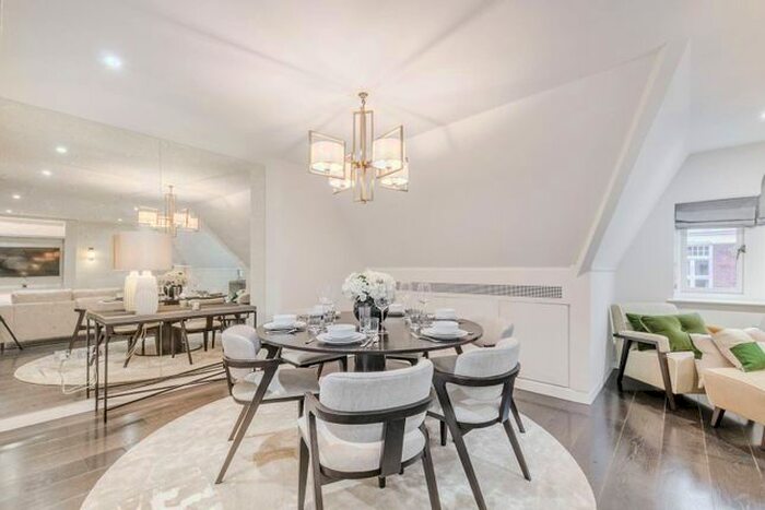 2 Bedroom Flat To Rent In Duke Street, Mayfair, London, W1K