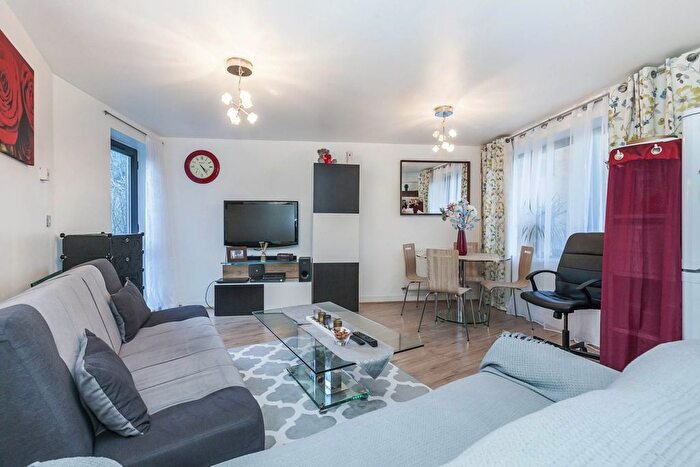 1 Bedroom Flat To Rent In Parham Drive, Ilford, London, IG2