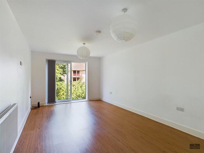 2 Bedroom Flat To Rent In Burnthouse Lane, Exeter, EX2
