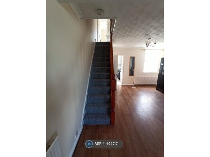 3 Bedroom Semi-Detached House To Rent In Ipswich Street, Swindon, SN2