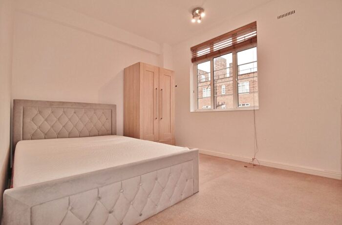 1 Bedroom Flat To Rent In Latymer Court, Hammersmith Road, Hammersmith, W6