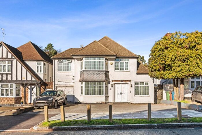 4 Bedroom Detached House For Sale In Pangbourne Drive, Stanmore, HA7