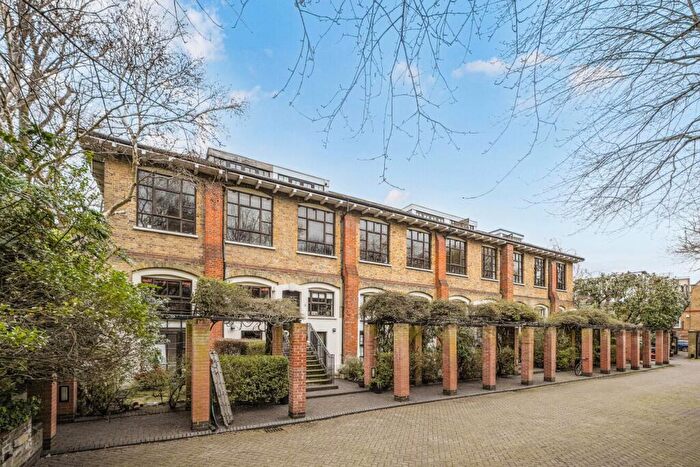 2 Bedroom Flat For Sale In Vicarage Crescent, London, SW11