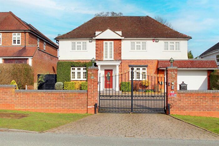 5 Bedroom Detached House For Sale In Mymms Drive, Brookmans Park, AL9