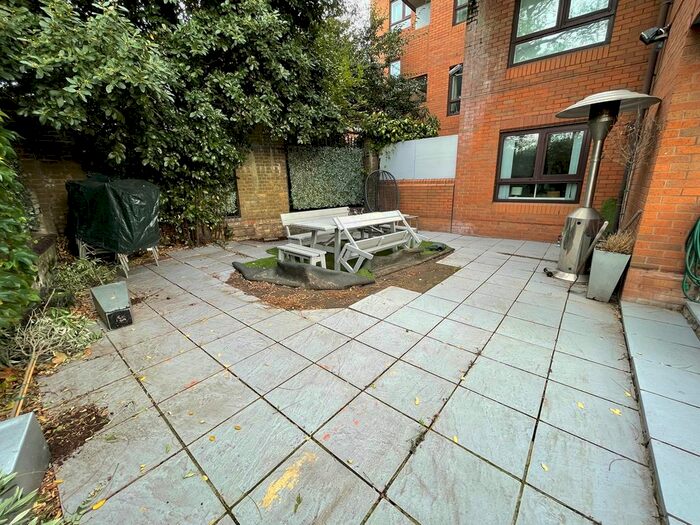 2 Bedroom Flat To Rent In The Highway, London, E1W