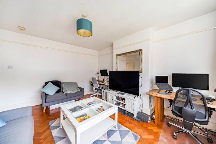 2 Bedroom Flat To Rent In Balham Park Road, Balham, London, SW12