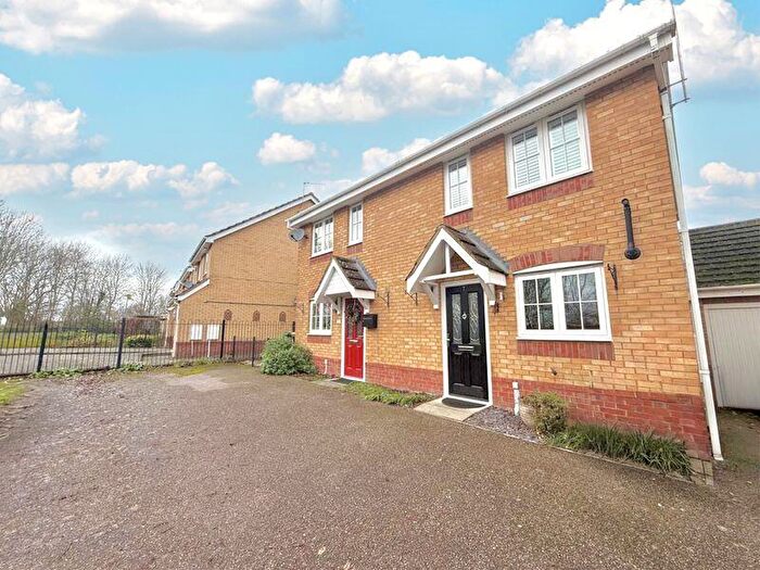 2 Bedroom Semi-Detached House For Sale In Farriers Way, Houghton Regis, LU5