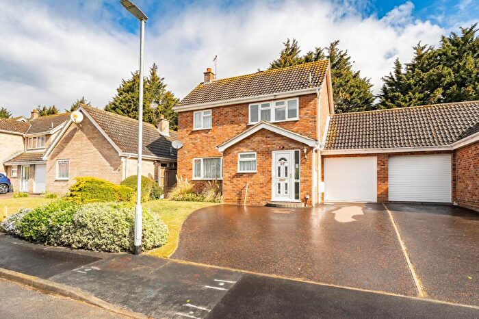 3 Bedroom Link Detached House For Sale In Pilgrims Way, Harleston, IP20