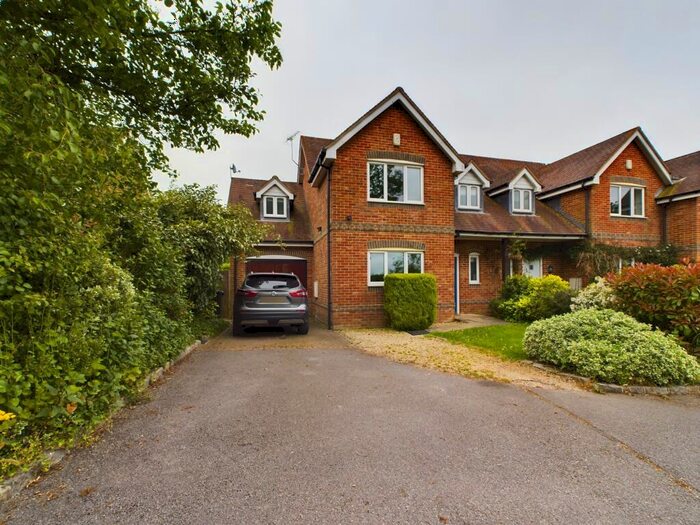 3 Bedroom Town House To Rent In Sykes Gardens, Upper Basildon, RG8