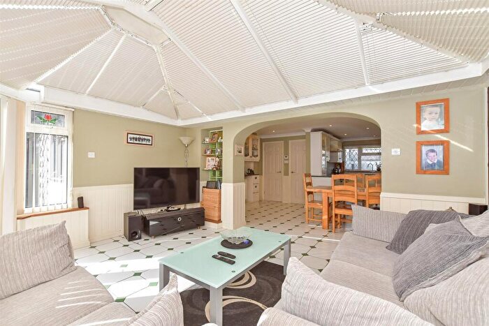 3 Bedroom Semi-Detached House For Sale In Buckingham Road, Petersfield, Hampshire, GU32