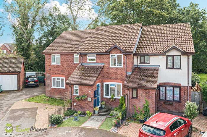 3 Bedroom Terraced House For Sale In Hawkley Drive, Tadley, RG26