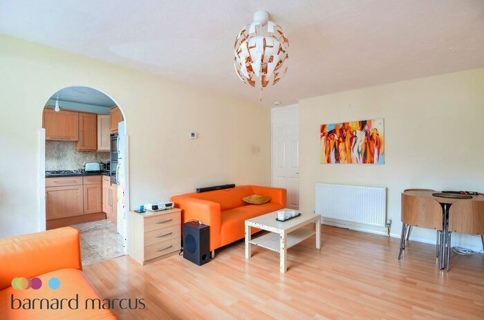 2 Bedroom Flat To Rent In Greenway Close, Friern Barnet, London, N11