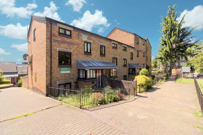 1 Bedroom Flat To Rent In Highlands Close, Finsbury Park, Crouch Hill, London, N4