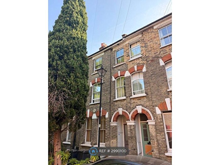 2 Bedroom Maisonette To Rent In Bonnington Square, London, SW8