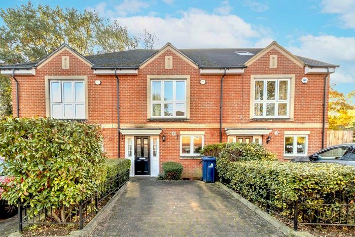 3 Bedroom Property To Rent In Pendlewood Close, London, W5