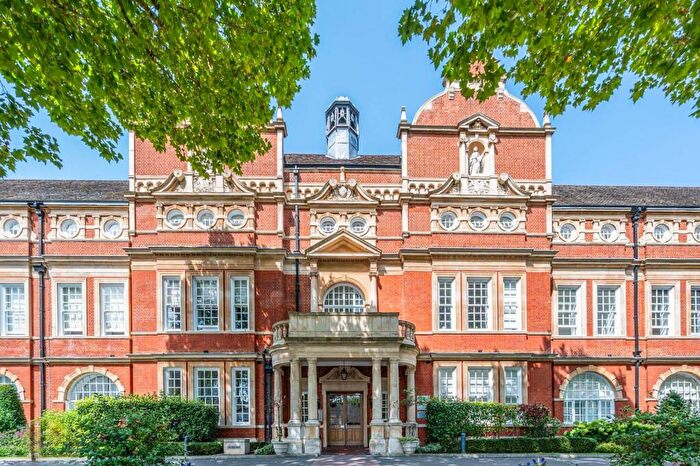 2 Bedroom Flat For Sale In Kingsway Square, Battersea Park, London, SW11