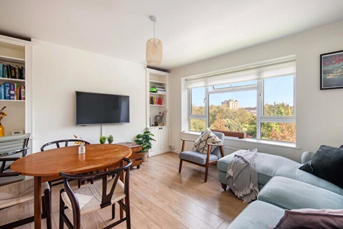 2 Bedroom Flat To Rent In Queensbridge Court, Queensbridge Road, London, E2