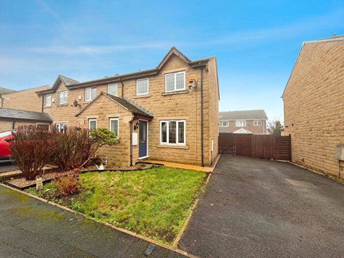 3 Bedroom End Of Terrace House To Rent In Thompson Close, Hipperholme, Halifax, West Yorkshire, HX3