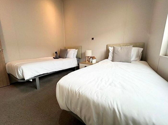 2 Bedroom Lodge For Sale In Hook Lane, Warsash, Southampton, SO31