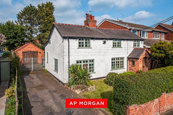 3 Bedroom Cottage For Sale In Barley Mow Lane, Catshill, Bromsgrove, Worcestershire, B61