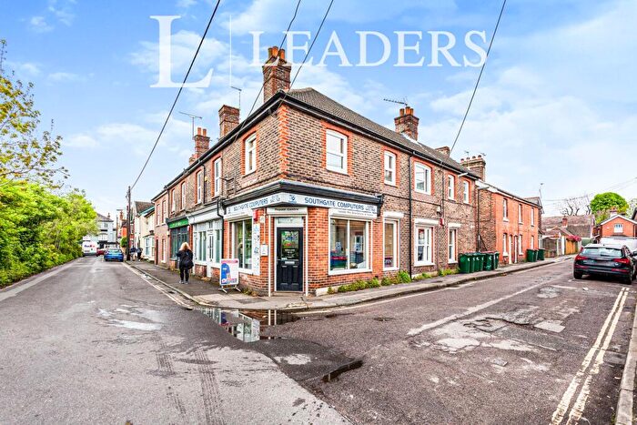 1 Bedroom Flat To Rent In Springfield Road, Southgate, RH11