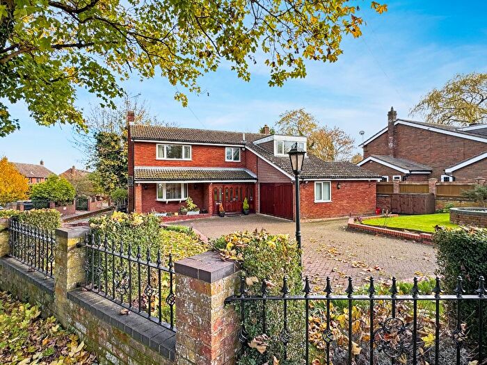 4 Bedroom Detached House For Sale In Sharpenhoe Road, Streatley, Luton, LU3