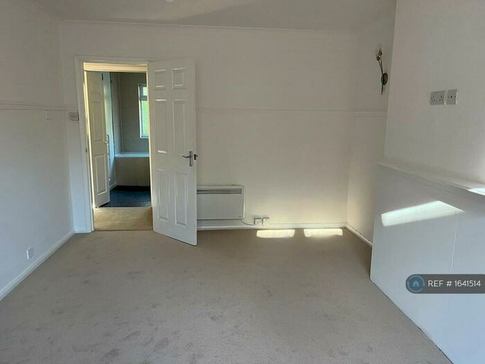 2 Bedroom Flat To Rent In Kent Lodge, Maidenhead, SL6