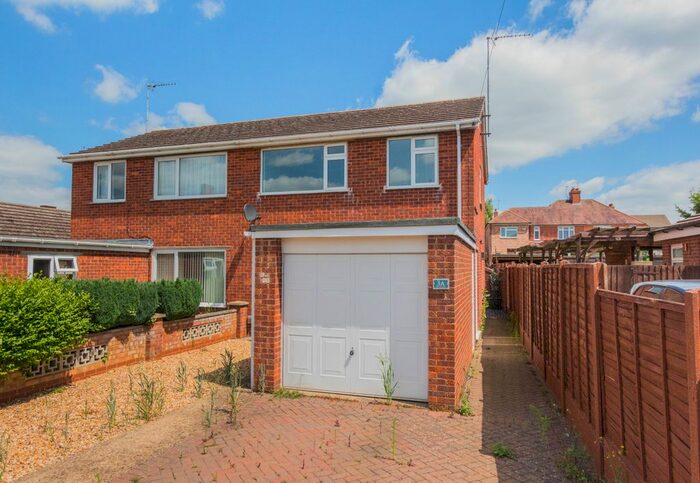 3 Bedroom Semi-Detached House To Rent In Cromer Road, Finedon, Wellingborough, NN9