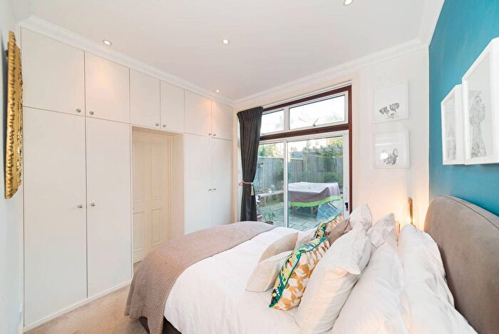 2 Bedroom Flat For Sale In Cavendish Road, Clapham South, London, SW12