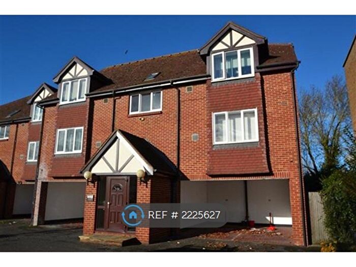 Studio To Rent In Thackeray Lodge, Feltham, TW14