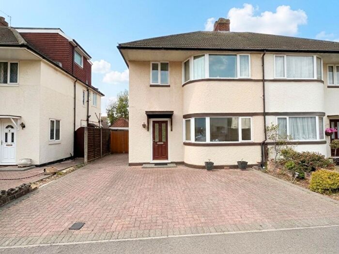 3 Bedroom Semi-Detached House For Sale In Jubilee Avenue, London Colney, AL2