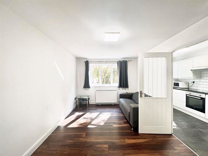 1 Bedroom Flat To Rent In One Bedroom Flat To Rent - Luther King Close, Walthamstow, (£, Pcm), E17
