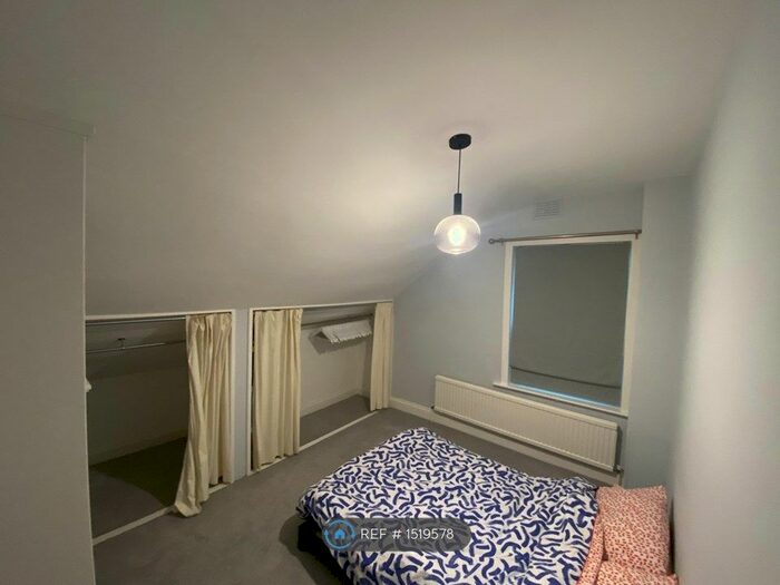 2 Bedroom Flat To Rent In Sibella Road, London, SW4