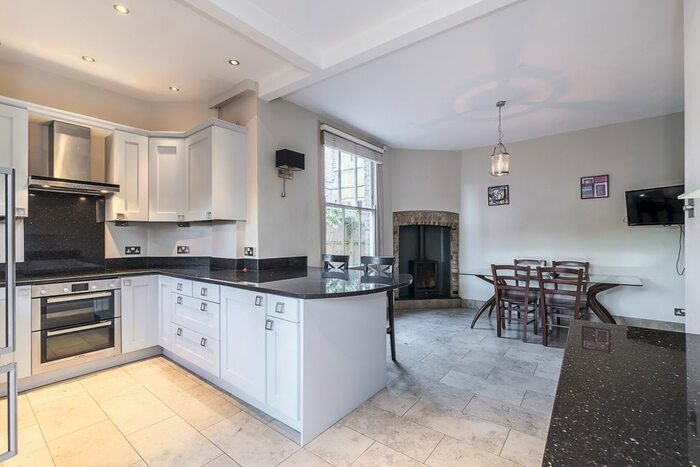 2 Bedroom Flat To Rent In Vicarage Gardens, London, SW14