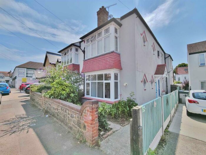 2 Bedroom Flat To Rent In Maple Avenue, Leigh-On-Sea, SS9